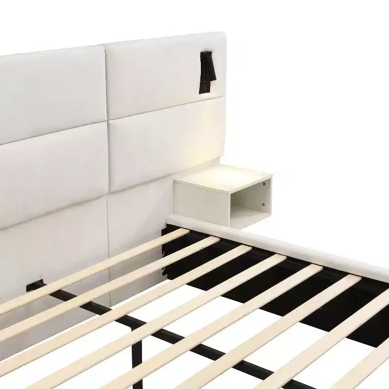 Letto a piattaforma imbottito in ciniglia di legno con testiera e lampada da lettura