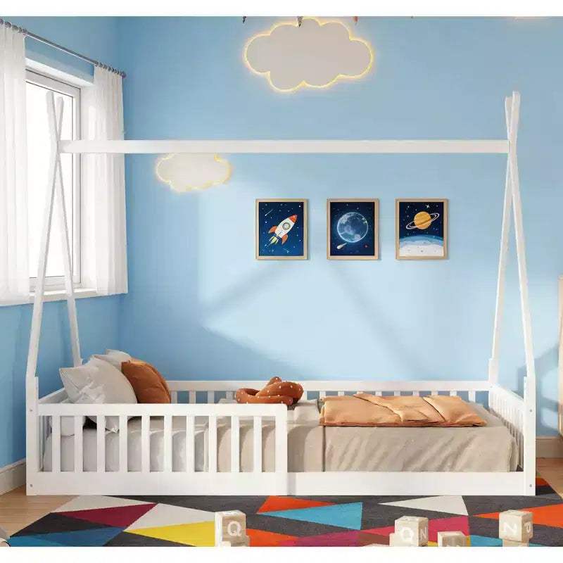 Struttura letto a tenda formato singolo con sponde protettive e recinzione, lettino a casetta in legno per sala giochi e camera da letto