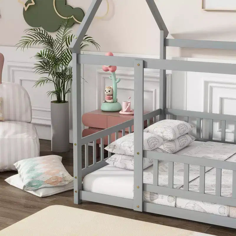 Letto a casetta a pavimento di dimensioni standard con telaio del tetto, sponde di sicurezza, letto a casetta a pavimento in legno con recinzione, non richiede rete a molle.