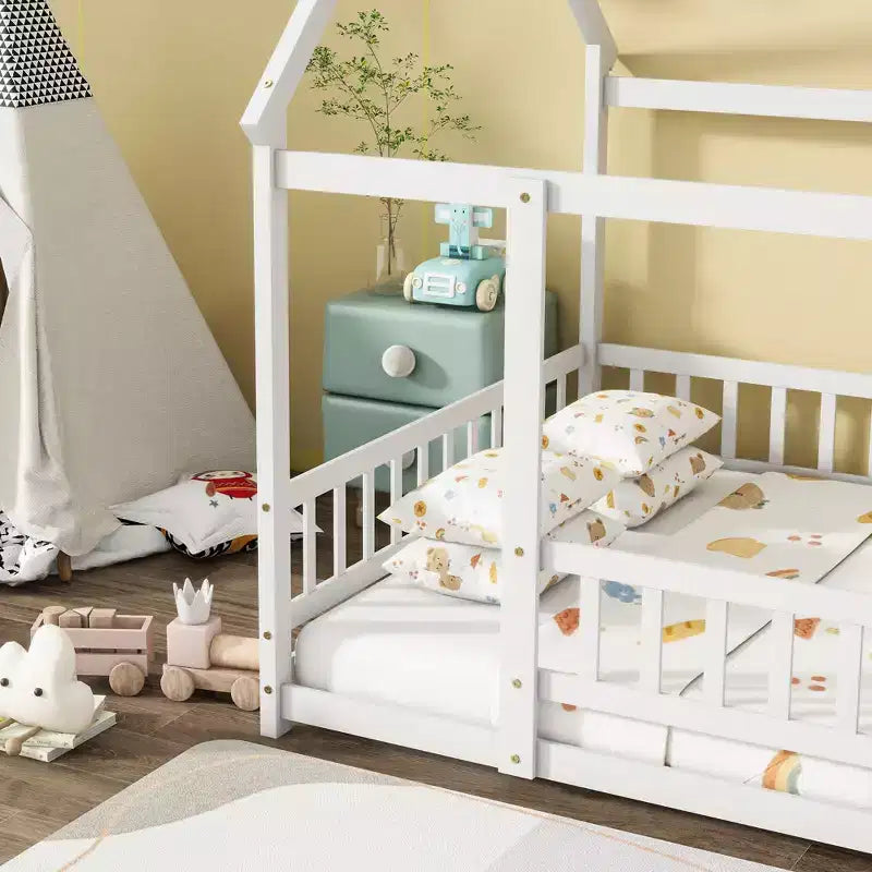 Letto a casetta a pavimento di dimensioni standard con telaio del tetto, sponde di sicurezza, letto a casetta a pavimento in legno con recinzione, non richiede rete a molle.